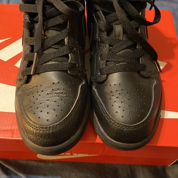Boys youth size 2 Nike Air Jordan 1 Mid PS Triple Black. -very good condition - Picture 3 of 5